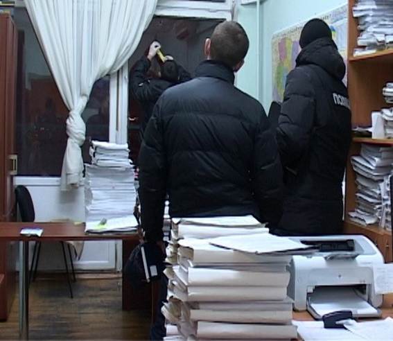 Невідомі стріляли в будівлю Київського окружного адміністративного суду 01