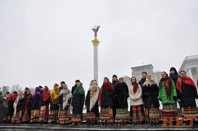 Українські казначеї розгорнули в центрі Києва найдовший прапор України 06