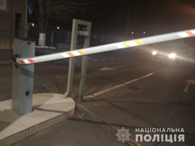 Пьяный полицейский снес шлагбаум и сбил двух пешеходов в Одессе 03