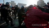 Коммунисты на марше: стычки с националистами, Сталин и толпы милиции. ФОТОрепортаж