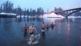 "Вода очищає! Ми поважаємо українські традиції", - сотрудники посольства США участвуют в крещенских купаниях в Киеве. ВИДЕО