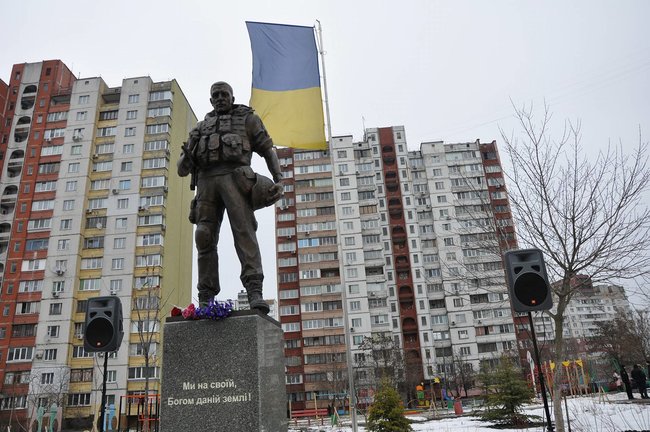 Учасники АТО та мешканці Києва поклали на Троєщині квіти до памятника Воїну-добровольцю 01