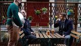Президент и премьер Франции чашкой кофе отметили открытие летних террас во французских ресторанах после ослабления карантина. ФОТОфакт