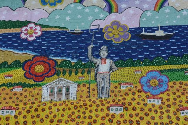 Mitten of peace: Japanese artist together with children from occupied territories made mural in Mariupol 03