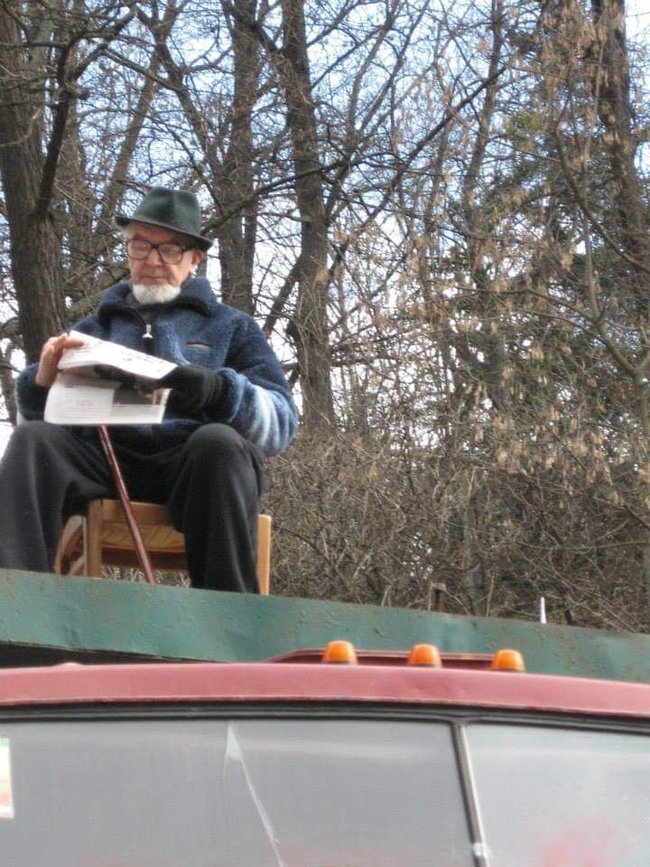 У Києві попрощалися з 88-річним активістом Вадимом Березовським, який, захищаючи Олександрівську лікарню, виліз зі стільцем на КаМАЗ 01