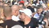 "Регионалы" с характерной внешностью напали на сторонников Тимошенко. Милиция бездействует. ВИДЕО.