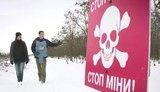 "Населению объяснить, что ходить нельзя тут - невозможно, а товарищи сепаратисты устанавливают опасные игрушки", - саперы защищают минные поля на Донбассе. ВИДЕО