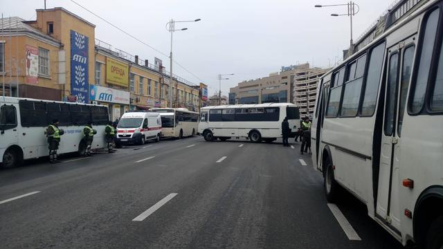 Полиция разблокировала Святошинский райсуд: протестующие задержаны 01 Полиция разблокировала Святошинский райсуд: протестующие задержаны 01