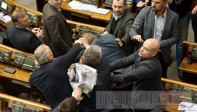 Шуфрич і Береза ​​побилися в Раді через плакат з "агентом Путіна - Медведчуком". ВІДЕО+ФОТО