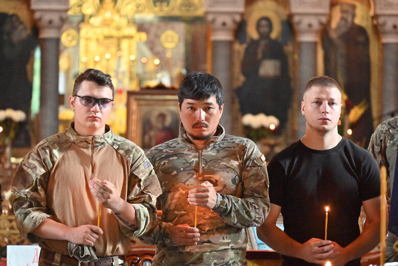 У Володимирському соборі попрощалися із загиблим у боях за Україну воїном Микитою Оптимістом Красновідом 49