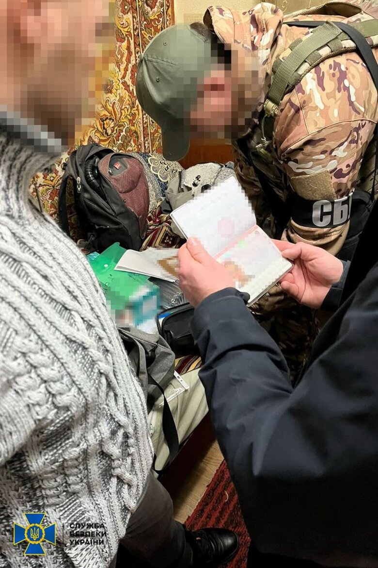 Депутат селищної ради на Херсонщині під час окупації здав батька, щоб отримати посаду від Сальдо, - СБУ 03