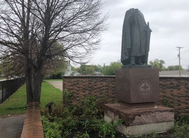 Вандалы обезглавили памятник князю Владимиру, установленный возле украинской церкви в канадском Виннипеге 03