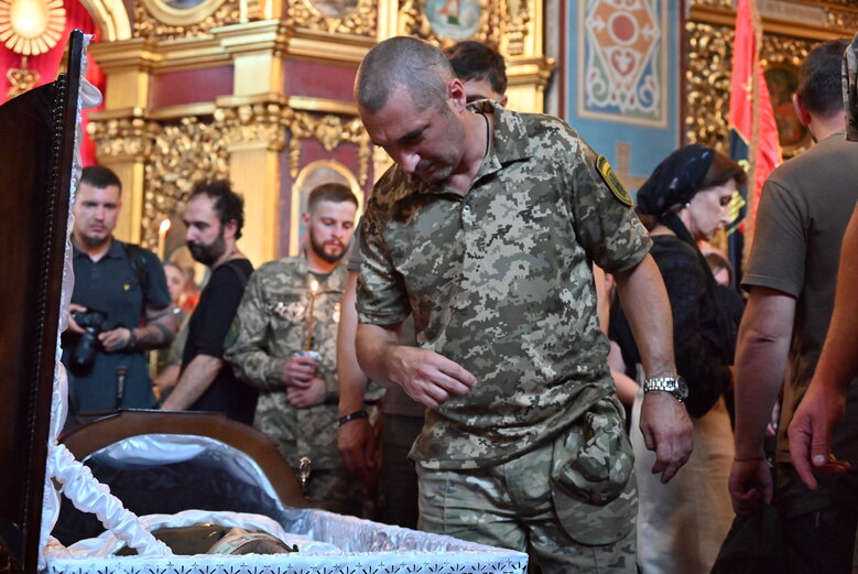 Із полковником, депутатом Київради від ЄС Сергієм Ільницьким (Сокіл), який загинув у бою проти рашистів у лавах піхоти 28 ОМБр, попрощалися в Києві 18