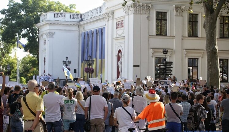 Одесити біля мерії протестували проти ненагальних витрат з бюджету: "Досить витрачати гроші на х#йню". ФОТОрепортаж