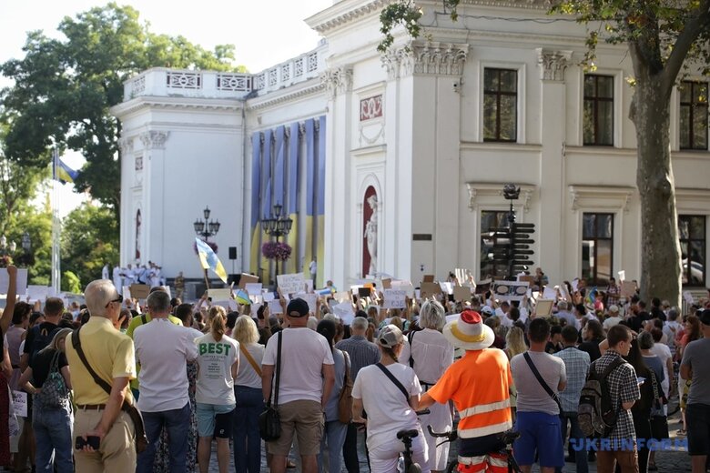 Одесити біля мерії протестували проти ненагальних витрат з бюджету: Досить витрачати гроші на х#йню 05