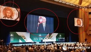 Очільник РПЦ Кирил проводить загальну молитву на фоні портрета Путіна, обрамленого двома іконами Ісуса Христа. ВIДЕО