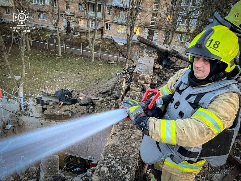 Наслідки ворожої атаки дронами на Київ: 5 людей постраждали, серед них - 11-річна дитина 01
