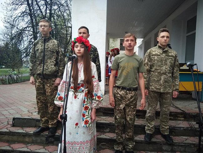 Мемориальные доски погибшим в зоне АТО воинам Сергею Ткачуку, Виктору Войцеховскому и Олегу Бурцу открыли на фасаде школы в Пятихатках на Днепропетровщине 07