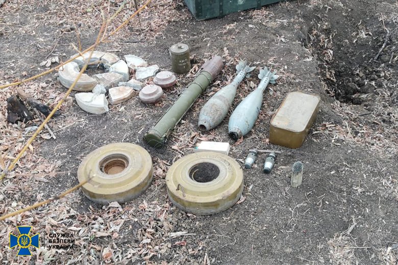 15 кг вибухівки, протитанкові міни і гранатомет: СБУ виявила в Херсоні та на Донеччині схрони з бойовими засобами ураження 02