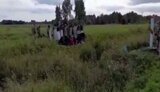 Белорусские пограничники со щитами пытаются вытолкать в Литву группу мигрантов. ВИДЕО