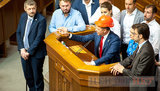 Шахов, що голосує за чотирьох, Ляшко в касці і розмова Новинського з Воропаєвим, - день роботи ВР 20 червня. ФОТОрепортаж