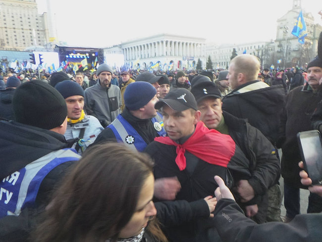 Во время вече на Майдане поймали провокатора: он бросил в сторону сцены несколько яиц 04
