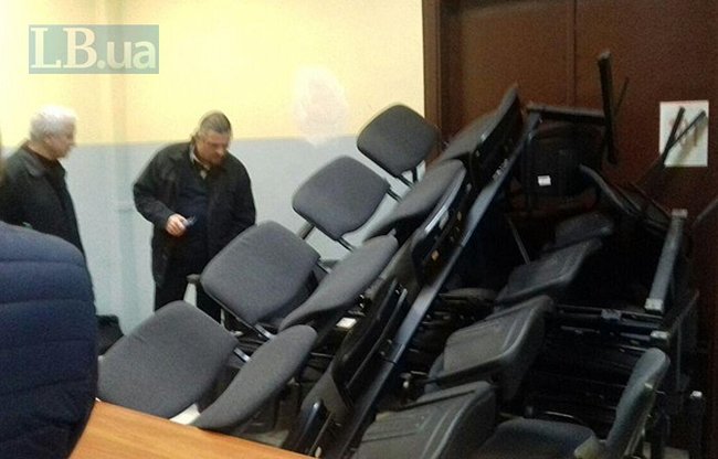 Бидло, я тебе запамятав, сука, бл#дь: прихильники Філарета увірвалися в київський суд, від них забарикадувалися стільцями 03