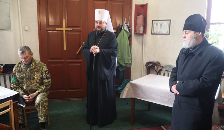 Після рішення парафіян при Боярському військовому ліцеї перейти до ПЦУ, московські служителі культу по-варварськи демонтували святий Престол. ВIДЕО