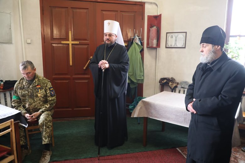 Після рішення парафіян при Боярському військовому ліцеї перейти до ПЦУ, московські служителі культу по-варварськи демонтували святий Престол 01