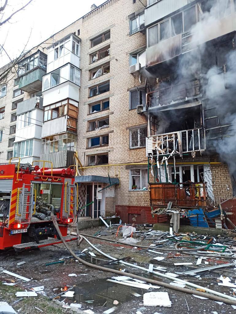 В Херсоне россияне обстреляли помещение, где работают представители Красного Креста 02