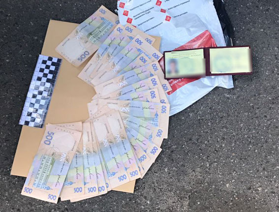 Столичная полиция задержала на взятке в 10 тысяч гривен госинспектора по охране окружающей среды 03 Столичная полиция задержала на взятке в 10 тысяч гривен госинспектора по охране окружающей среды 03