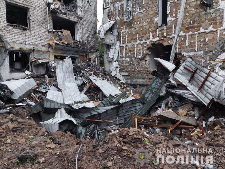 Потужні удари по спальному району Миколаєва: Зруйновано багатоповерхівки, є постраждалі 02