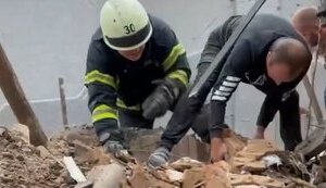 Двох живих людей дістали з-під завалів після ракетної атаки окупантів на Краматорськ. ВIДЕО