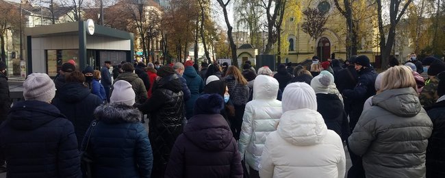 Предприниматели в Ривне пикетируют мэрию в знак протеста против карантина выходного дня: Не просим помощи - требуем не мешать 01