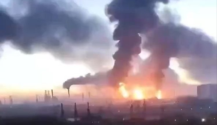 Russians are filming burning buildings following massive drone attack on Moscow and surrounding region. VIDEO