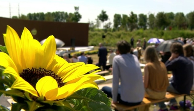 В Нидерландах почтили память погибших в катастрофе МН17: имена жертв зачитали их родственники 01