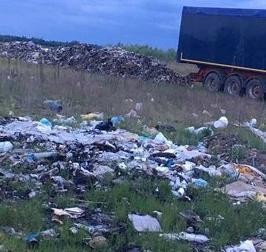 Дві вантажівки зі львівським сміттям перехопили під Києвом 03