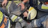 Під час пожежі в Дніпрі обвалився дах будівлі, травмовано трьох рятувальників. ФОТОрепортаж