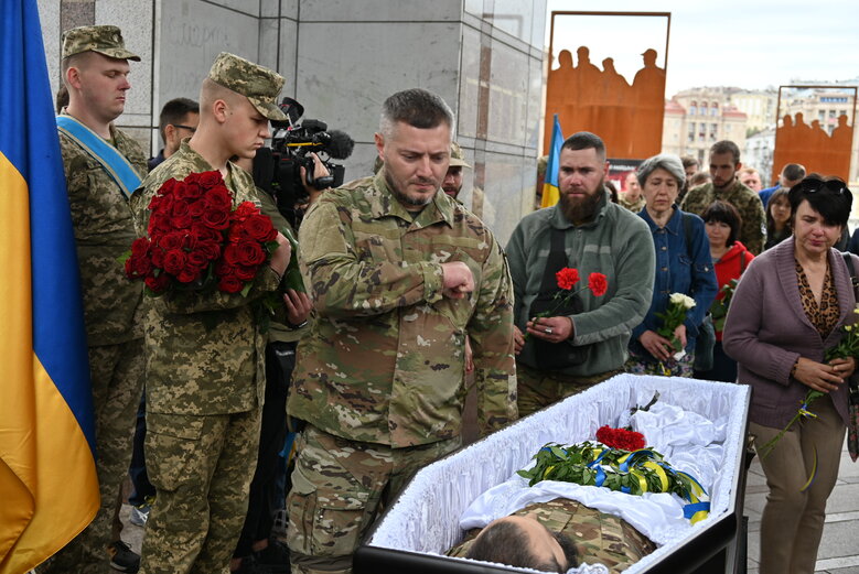 У Києві попрощалися з командиром роти стрілецького батальйону Олександром Пастухом (Добрим), який загинув у бою проти рашистів на Луганщині 46