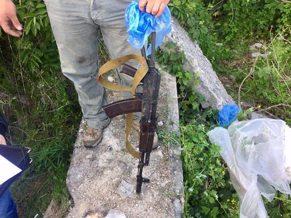 На Донетчине в развалинах дома дети нашли автомат Калашникова и патроны, - Нацполиция 03 На Донетчине в развалинах дома дети нашли автомат Калашникова и патроны, - Нацполиция 03