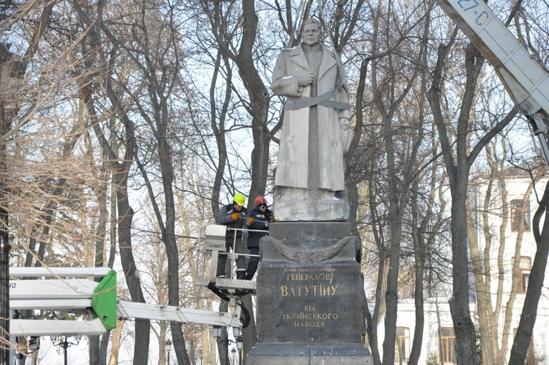 Пам’ятник радянському генералу Ватутіну демонтували у Києві 21