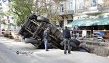 В центре Одессы огромный грузовик с песком опрокинулся в котлован. ФОТОрепортаж