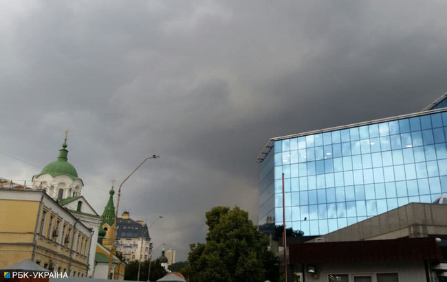 Київ накрила потужна злива: вулиці перетворилися на річки, кілька станцій метро затопило 01