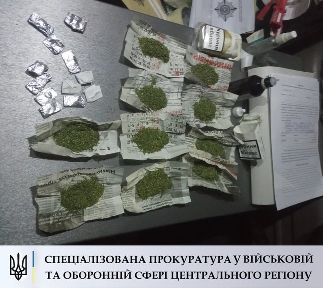 За торговлю наркотиками на Житомирщине задержали военнослужащего 02