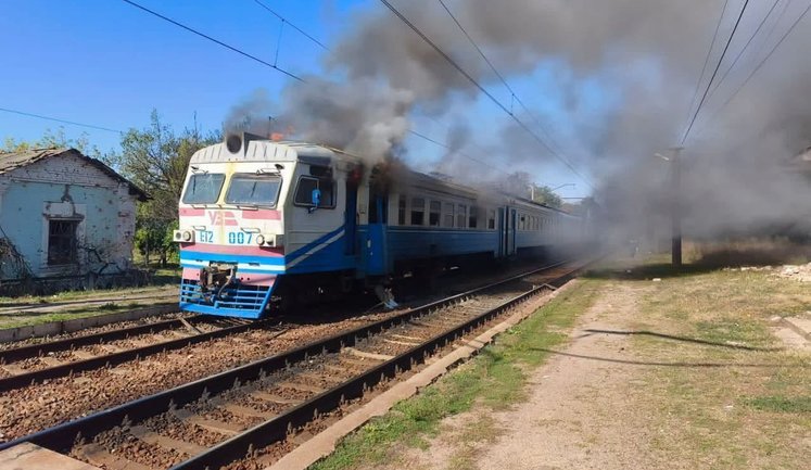 Рашисти вдарили по поїзду на Харківщині: загинув чоловік, 8 постраждалих. ФОТОрепортаж