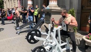 Протестувальники влаштували фітнес-зал біля будівлі Львівської обладміністрації