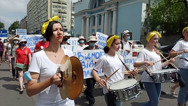 Патенти вбивають: у центрі Києва відбувся марш на підтримку вакцинації від COVID-19 01