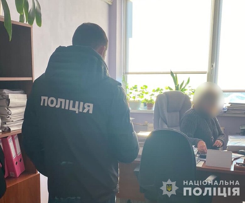 Обшуки в Ужгородській міськраді: посадовцям та підряднику повідомлено про підозру в розкраданні бюджетних коштів, збитки - 700 тис. грн, - Нацполіція 01