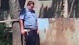 Пьяный гаишник в кустах с пистолетом на страже порядка. ВИДЕО.