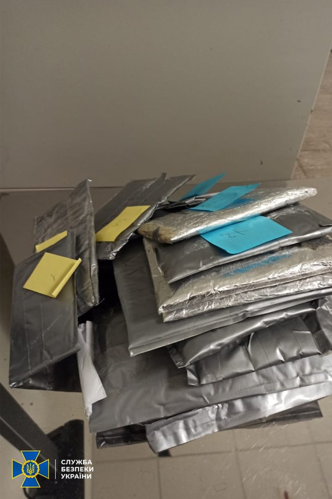 SBU blocks cocaine smuggling channel at Boryspil airport 04